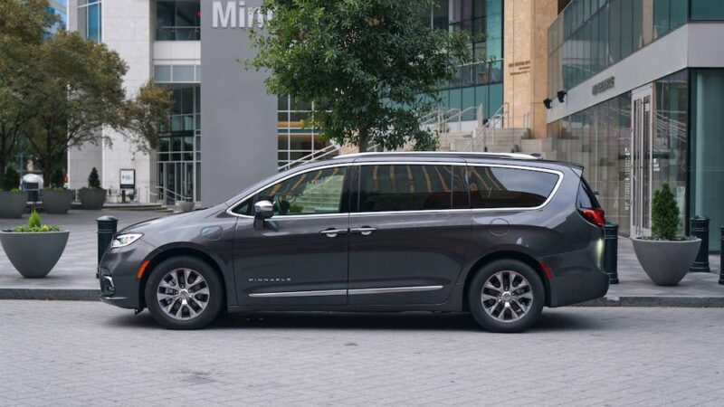 Chrysler Pacifica Hybrid Pinnacle del 2022, una minivan para toda la familia