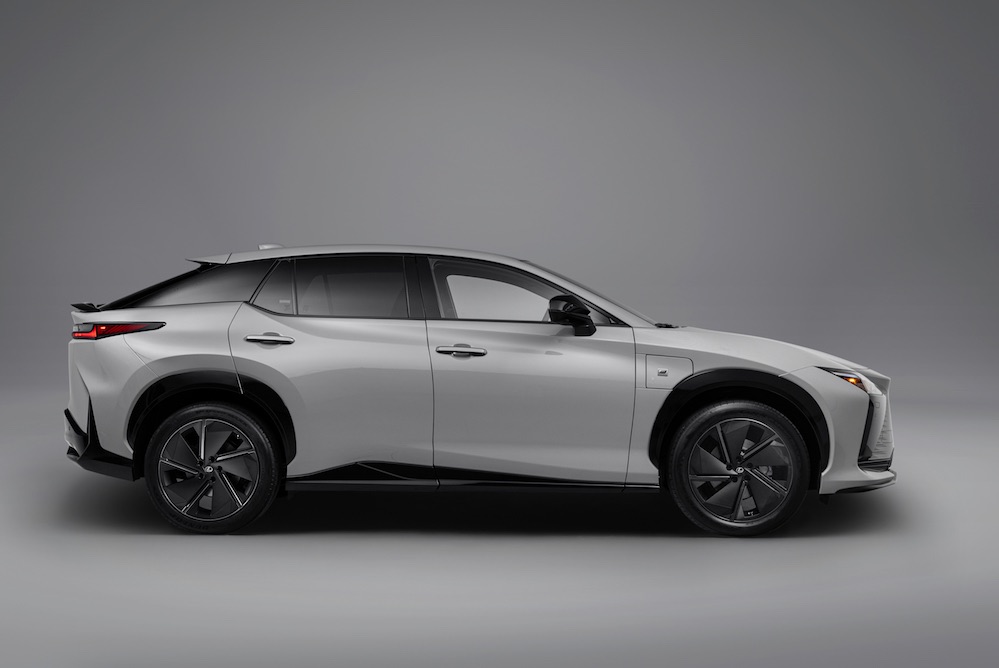 2026-lexus-550e-001
