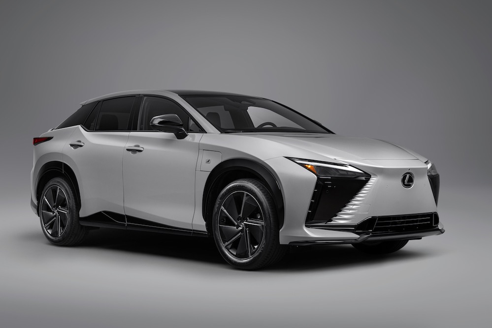 2026-lexus-550e-002