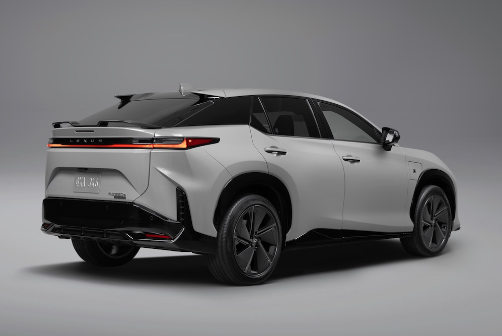 2026-lexus-550e-004