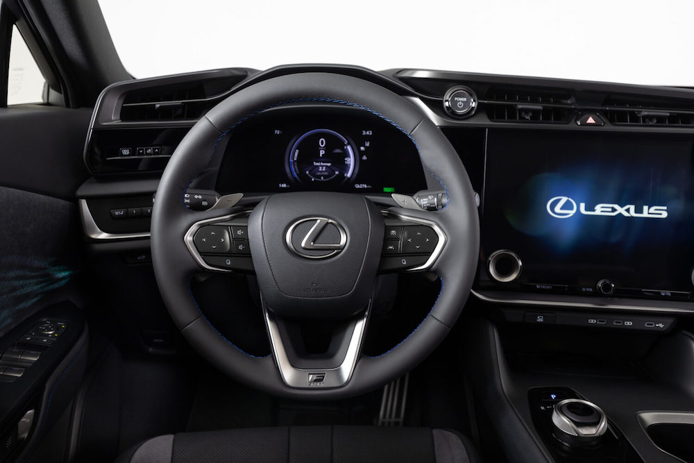 2026-lexus-550e-006