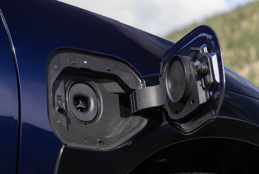 subaru-solterra-ev-touring-xt-2026-charging-port