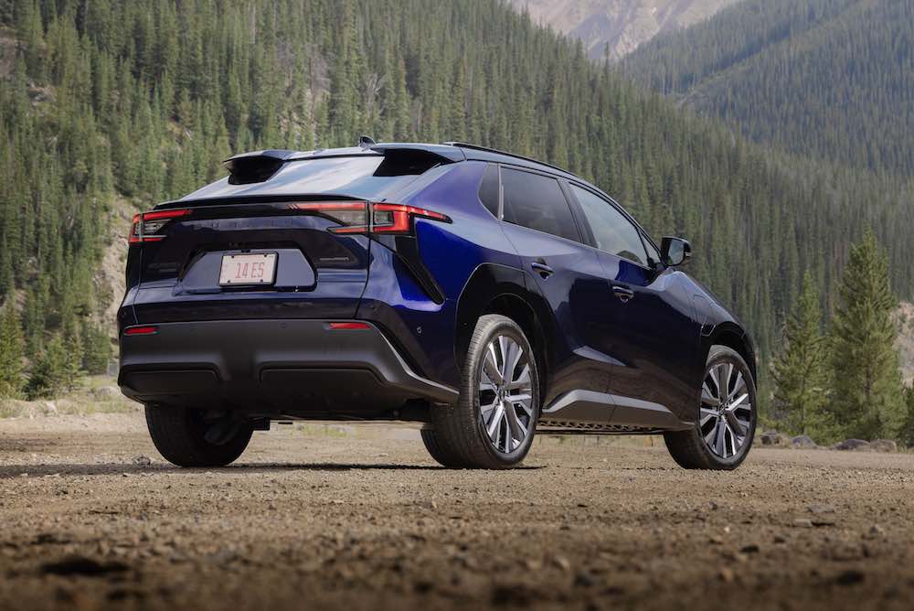 subaru-solterra-ev-touring-xt-2026-rear-three=quarter-view