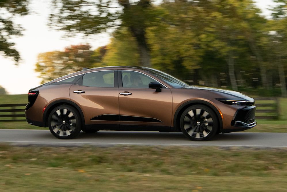 toyota-crown-platinum-2026-driving-on-road