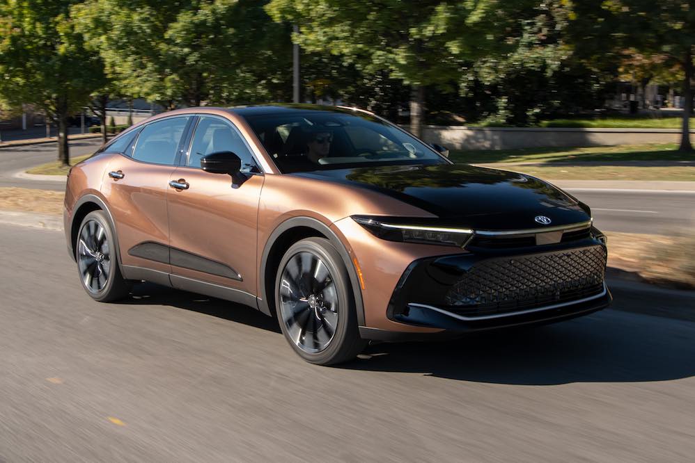 toyota-crown-platinum-2026-front-three-quarter-view.