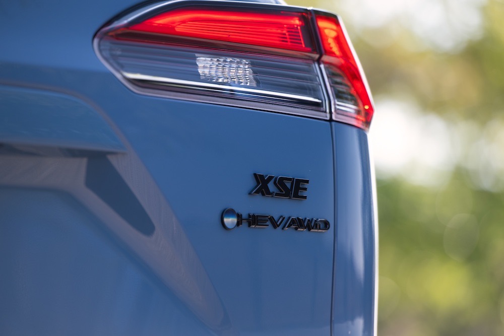 toyota-corolla-cross-hybrid-xse-2026-rear-badge
