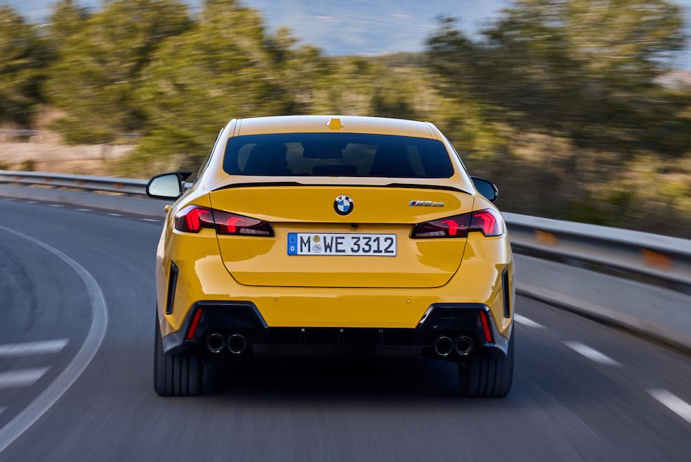 BMW M235 xDrive en vista trasera mostrando luces y maletero