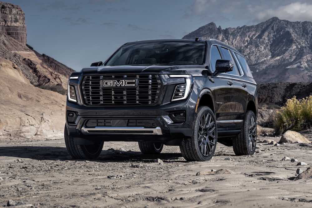 GMC Yukon Denali 2026 en vista tres cuartos frontal