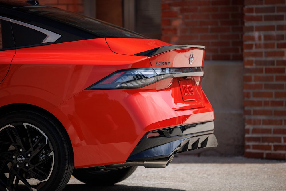 Aleron deportivo y paragolpes trasero del Nissan Sentra SR 2026