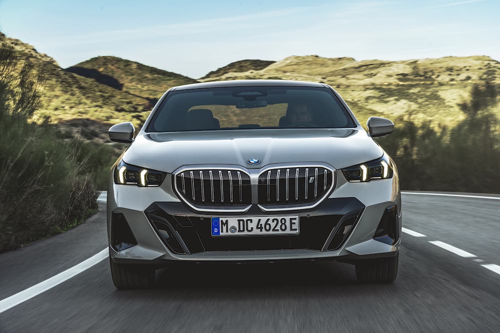 BMW 550e xDrive sedan 2026 en vista frontal