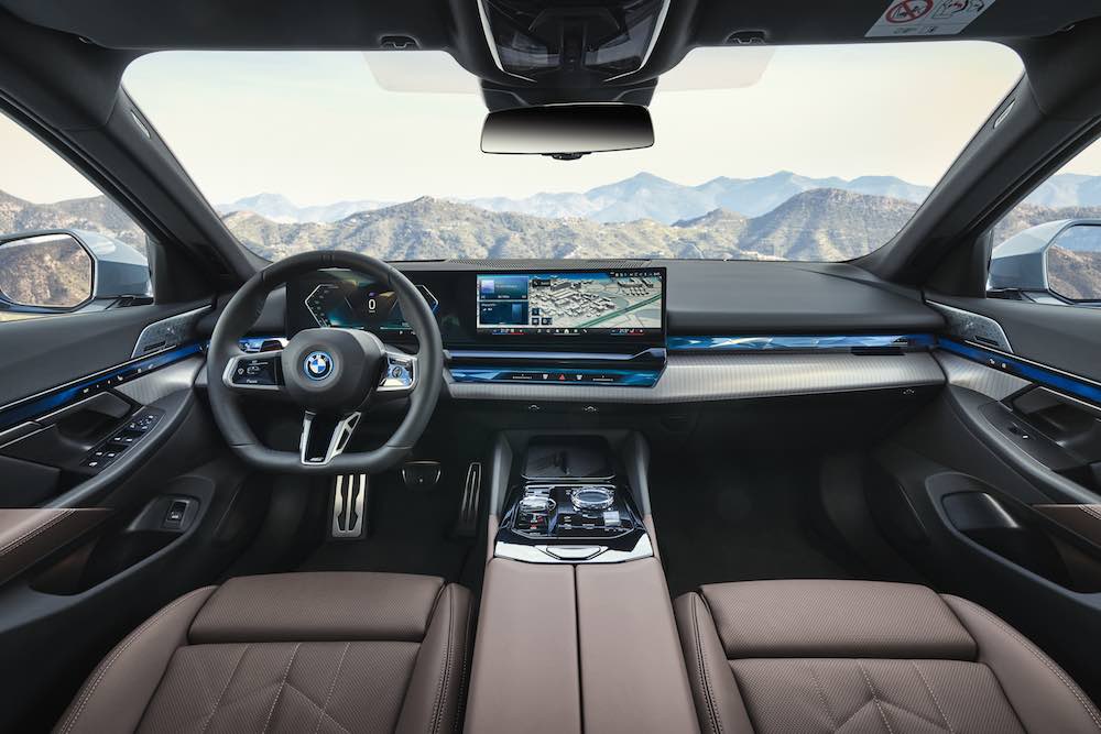 Cabina interior del BMW 55oe xDrive sedan 2026