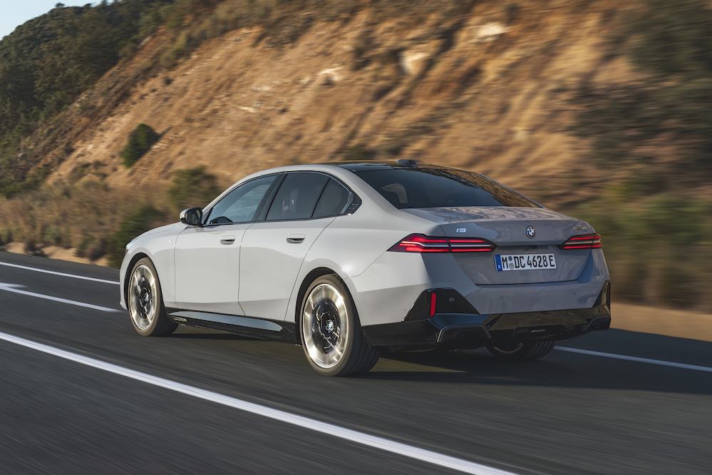BMW 550e xDrive sedan 2026 en vista tres cuartos trasera