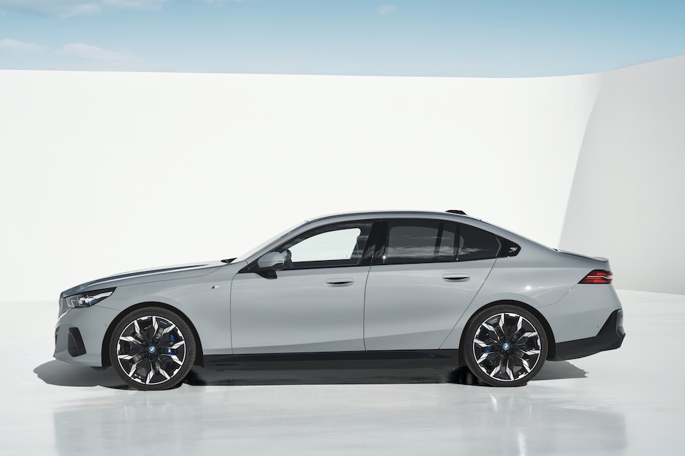 Perfil lateral del BMW 550e xDrive sedan 2026