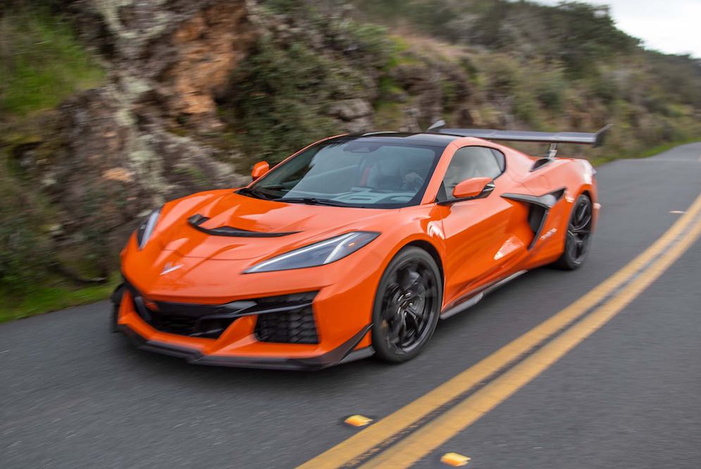 Chevrolet Corvette Stingray Coupe 2026 circulando por la carretera en prueba de manejo