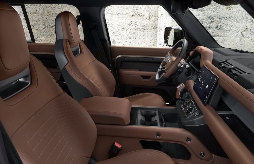 Cabina interior del Defender 110 OCTA 2026