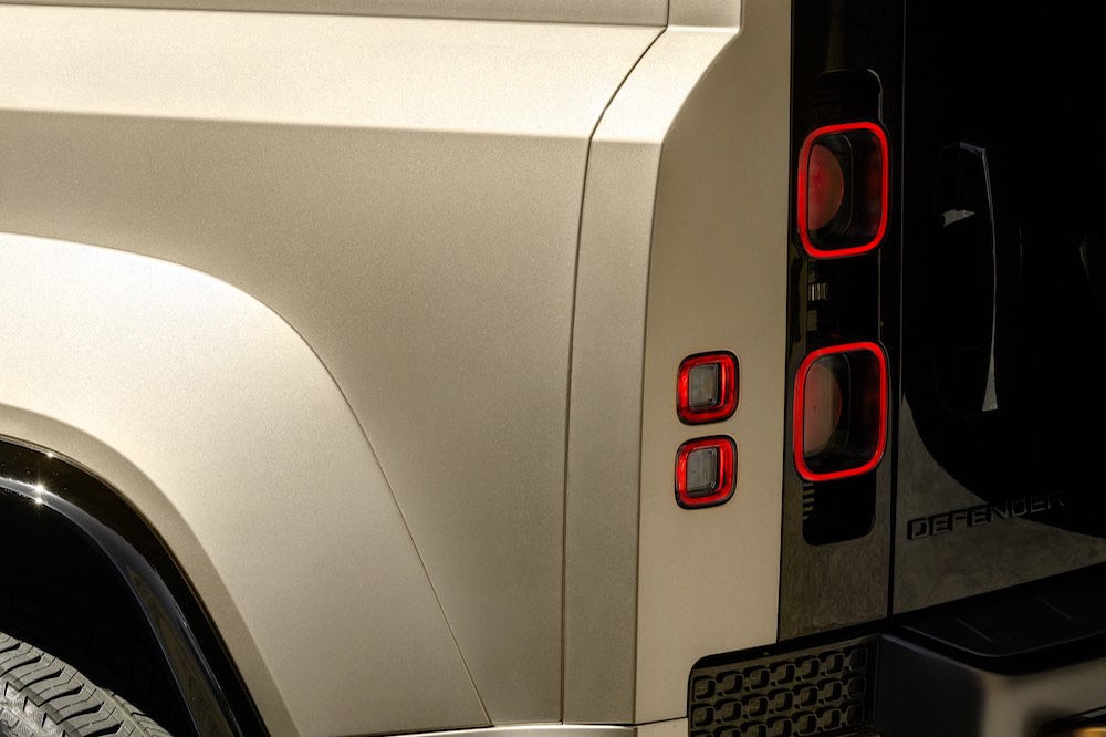 Luces traseras en detalle del Defender 110 OCTA 2026
