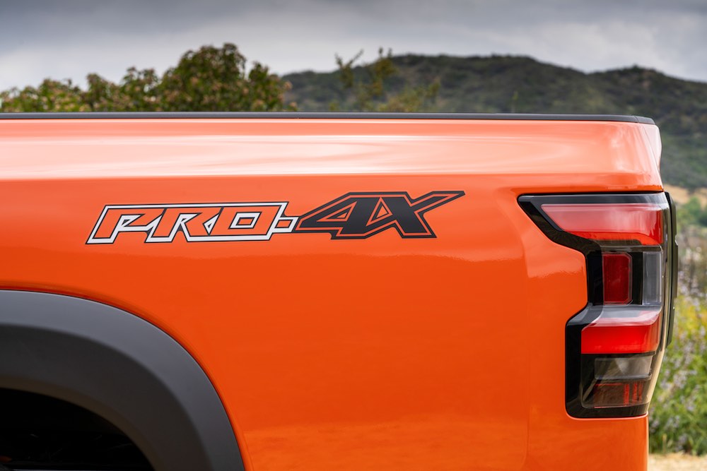 Emblema leteral de la Nissan Frontier PRO-4X 2026