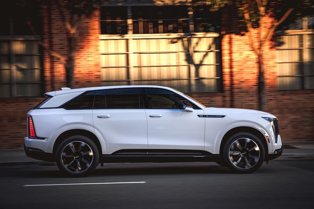 Cadillac Escalade IQ Premium 2026 en vista lateral