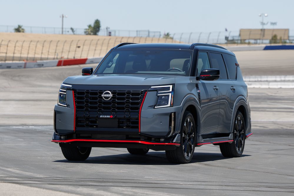 Nissan Armada Nismo 2026 en vista tres cuartos delantera