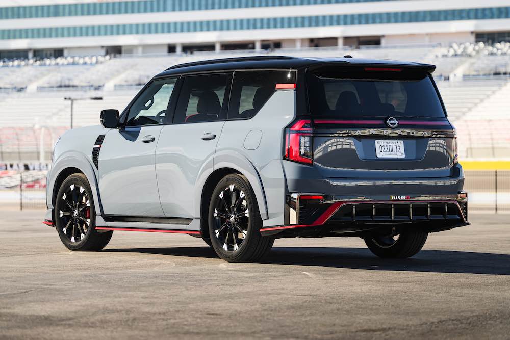 Nissan Armada Nismo 2026 en vista tres cuartos trasera