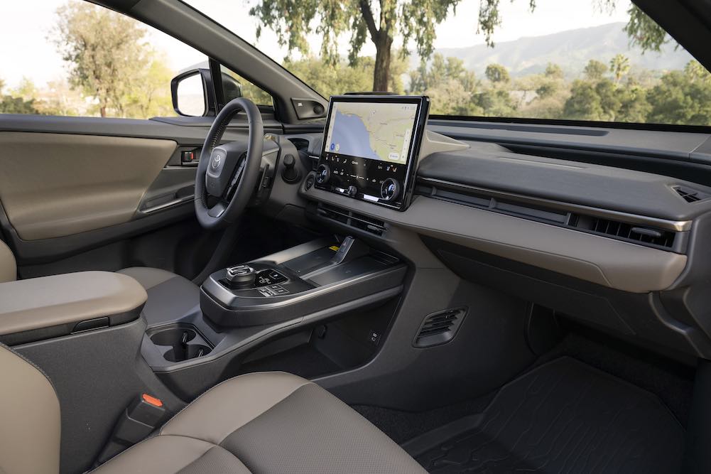 Cabina interior del Toyota bZ Woodland Premium 2026