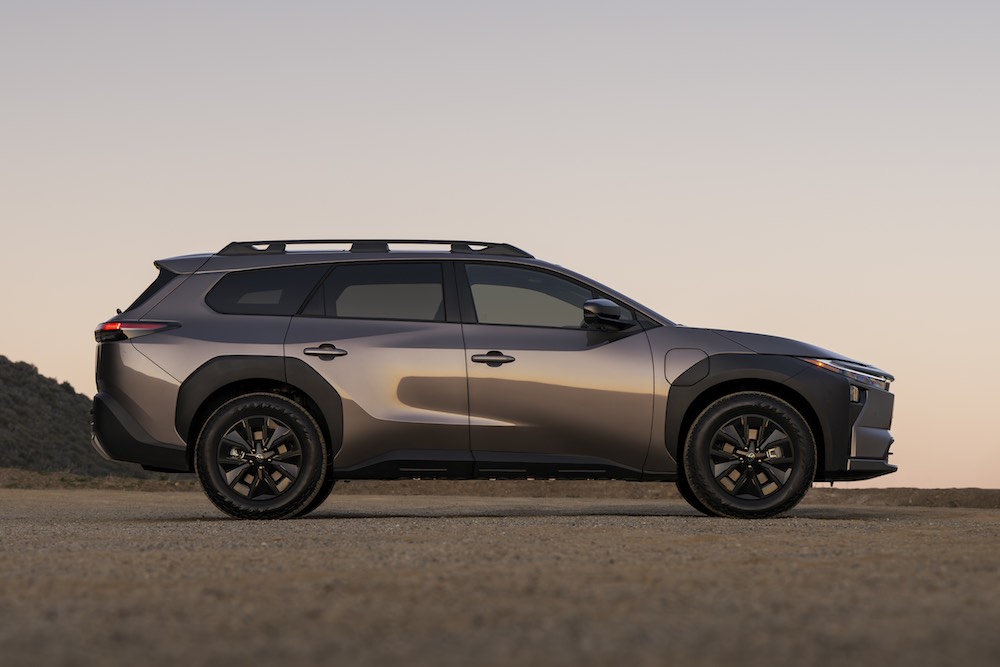 Toyota bZ Woddland Premium 2026 visto de perfil