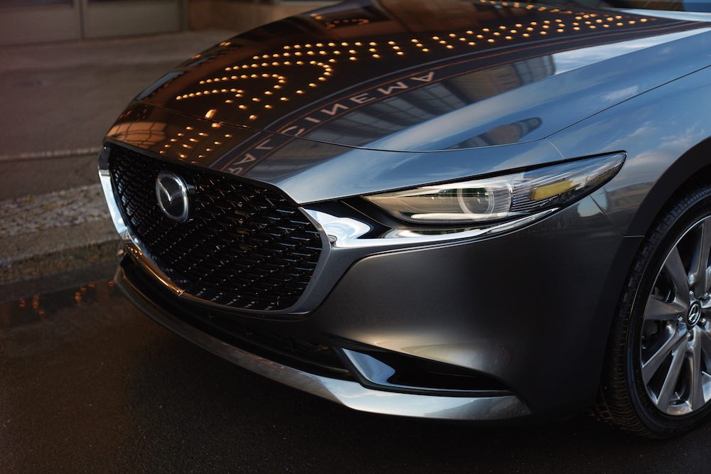 Mazda3 Sedan Turbo Premium Plus 2026 mostrando parrilla en primer plano